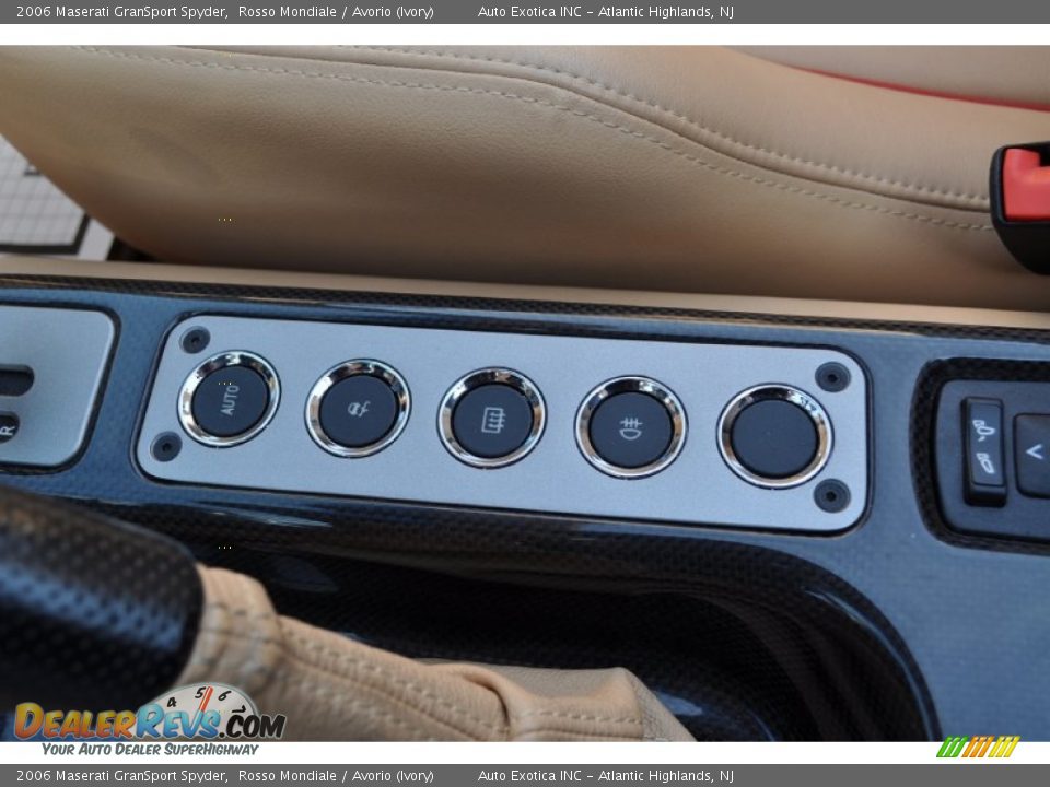 Controls of 2006 Maserati GranSport Spyder Photo #16