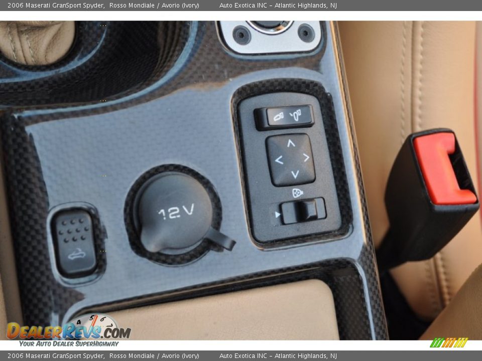 Controls of 2006 Maserati GranSport Spyder Photo #17