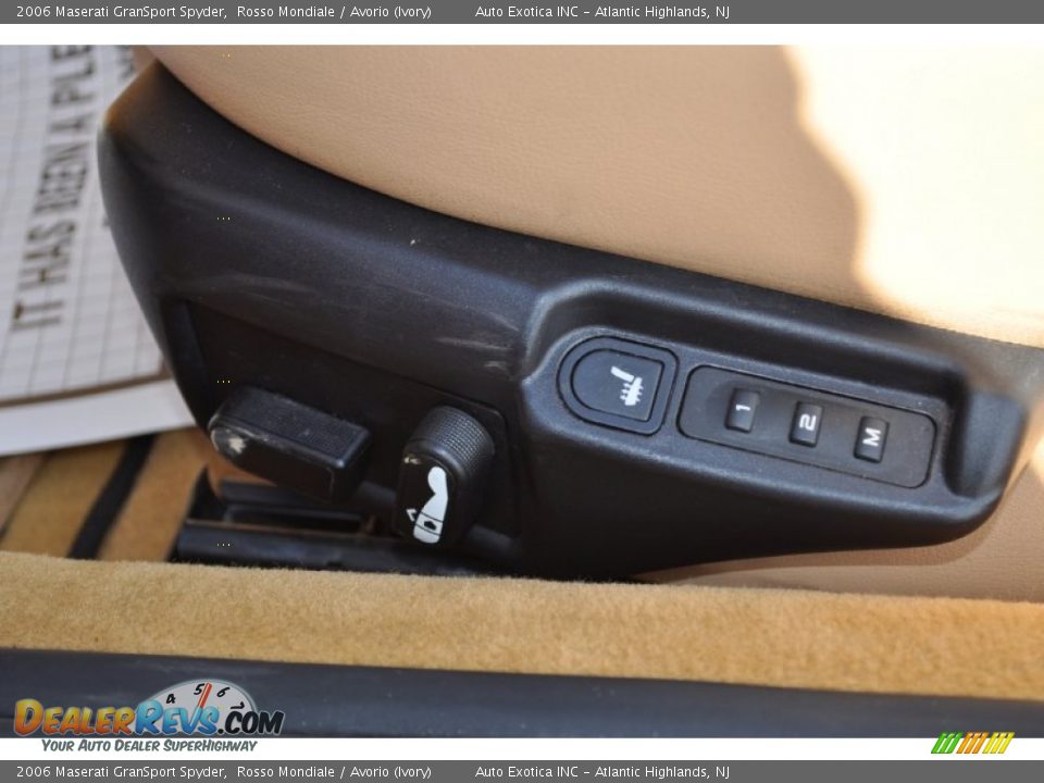 Controls of 2006 Maserati GranSport Spyder Photo #21