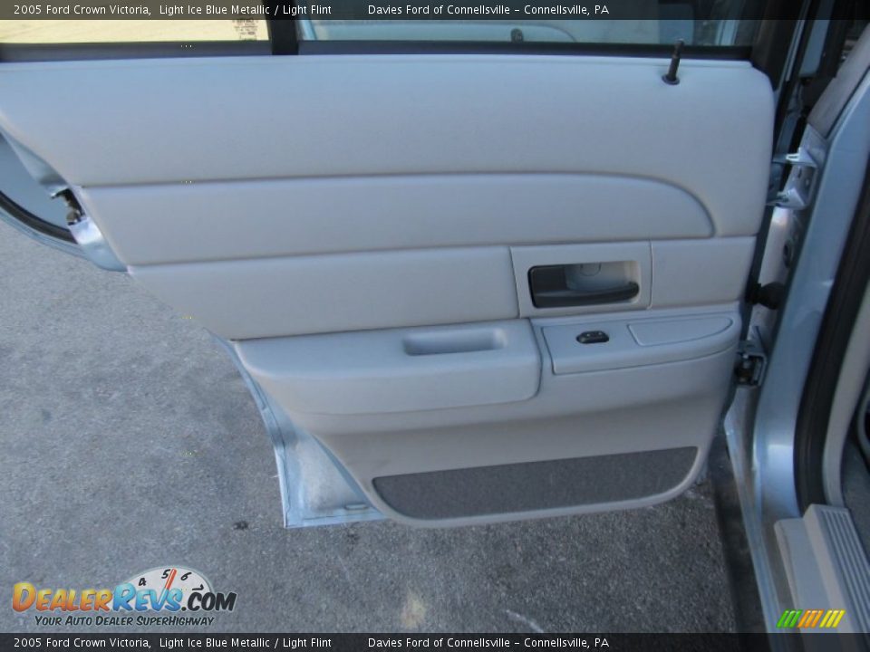 2005 Ford Crown Victoria Light Ice Blue Metallic / Light Flint Photo #9