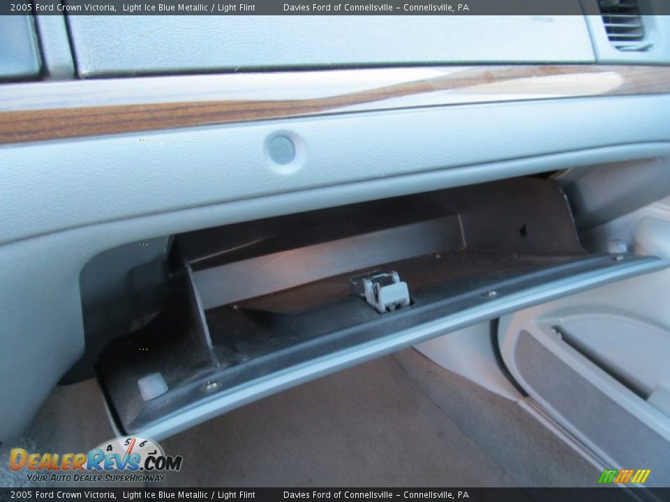 2005 Ford Crown Victoria Light Ice Blue Metallic / Light Flint Photo #12