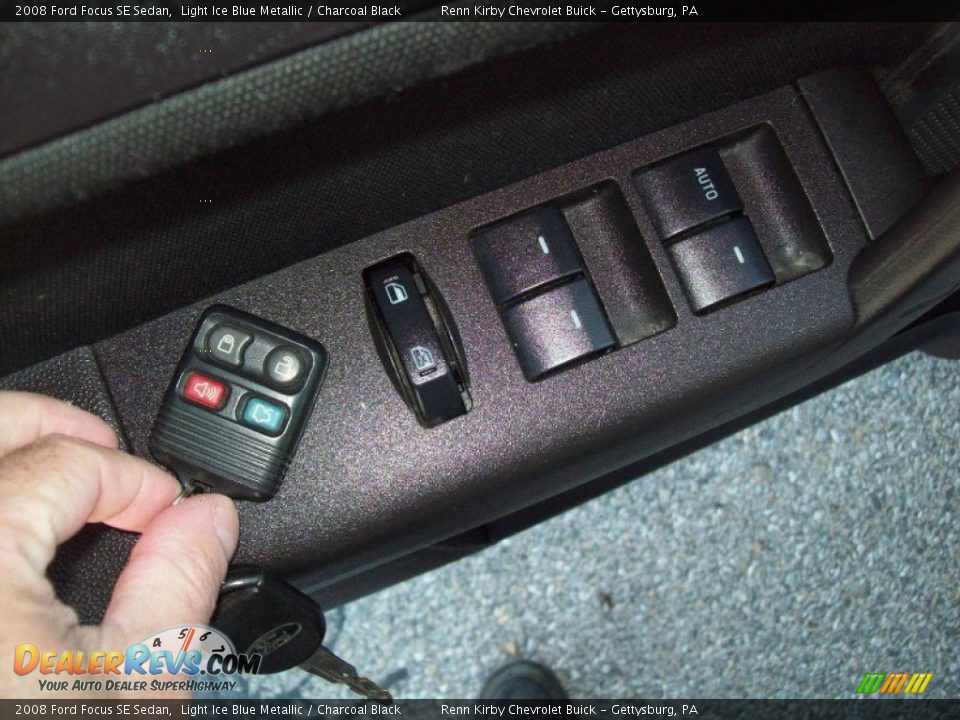 2008 Ford Focus SE Sedan Light Ice Blue Metallic / Charcoal Black Photo #5