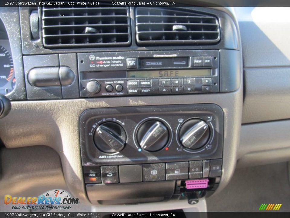 1997 Volkswagen Jetta GLS Sedan Cool White / Beige Photo #11
