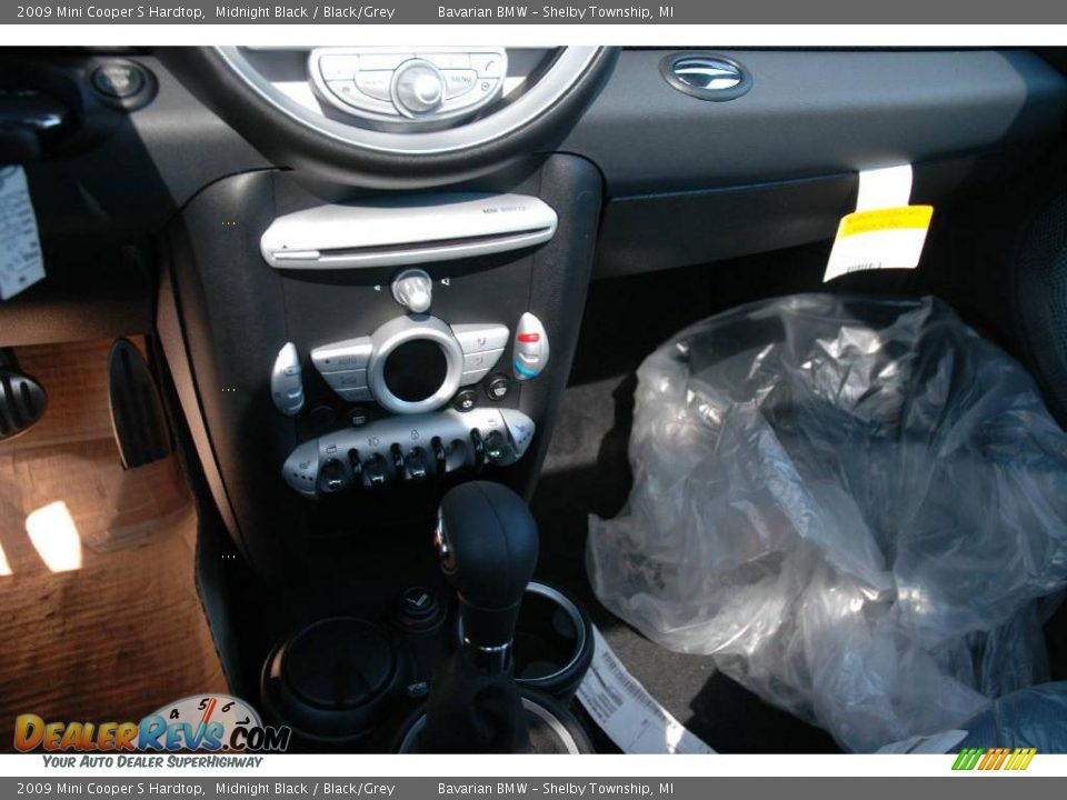 2009 Mini Cooper S Hardtop Midnight Black / Black/Grey Photo #14