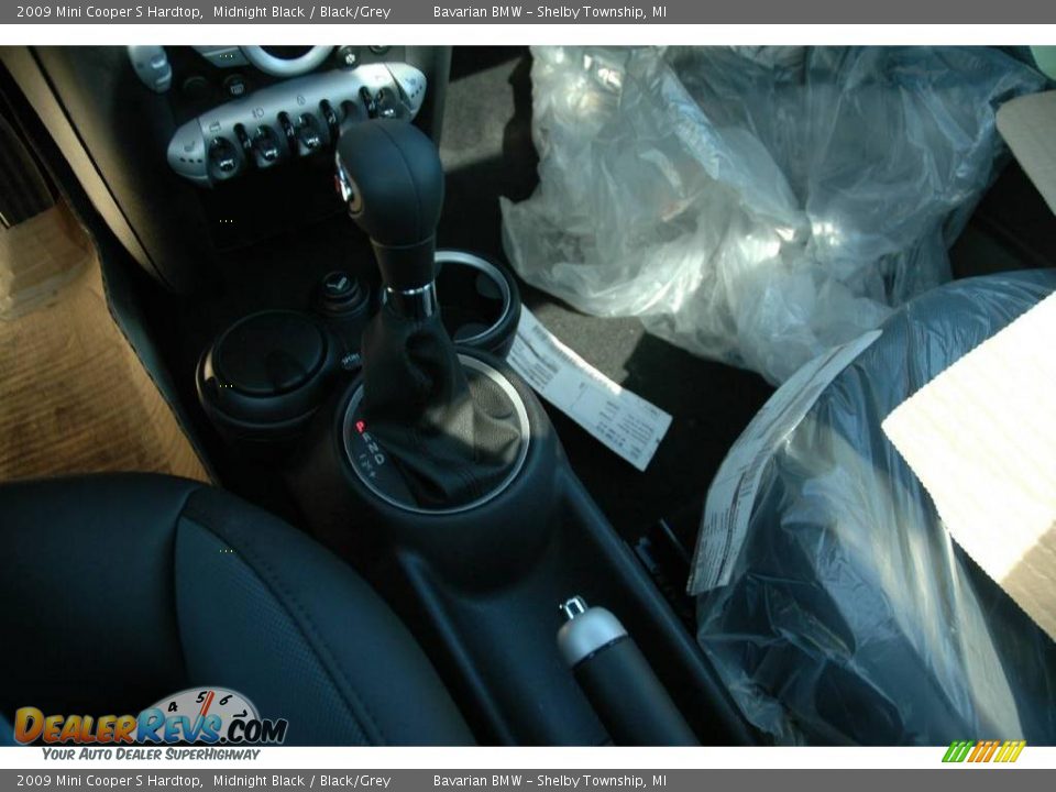 2009 Mini Cooper S Hardtop Midnight Black / Black/Grey Photo #15