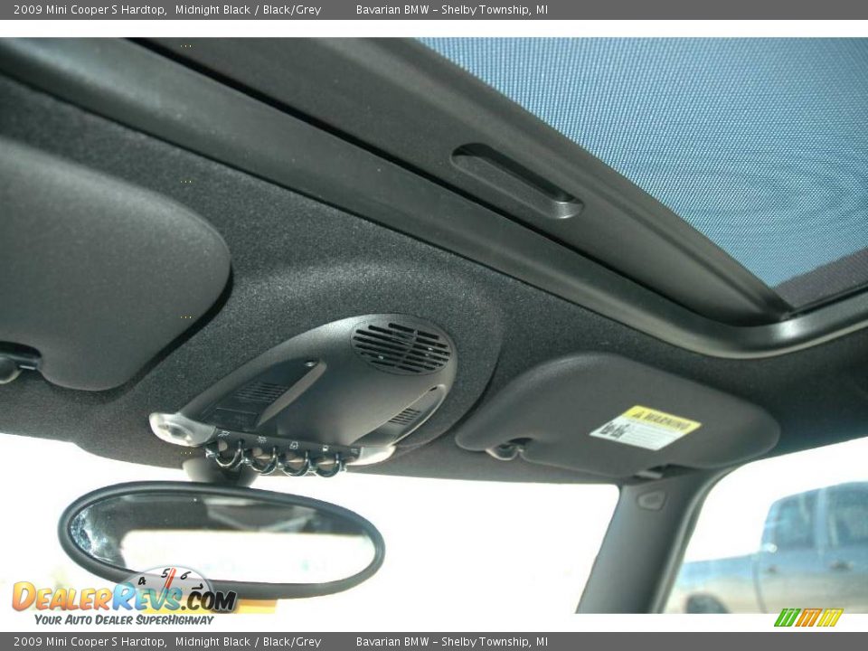 2009 Mini Cooper S Hardtop Midnight Black / Black/Grey Photo #17
