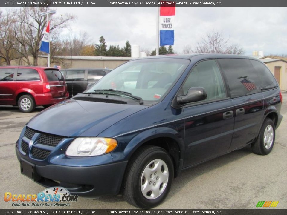 Front 3/4 View of 2002 Dodge Caravan SE Photo #1
