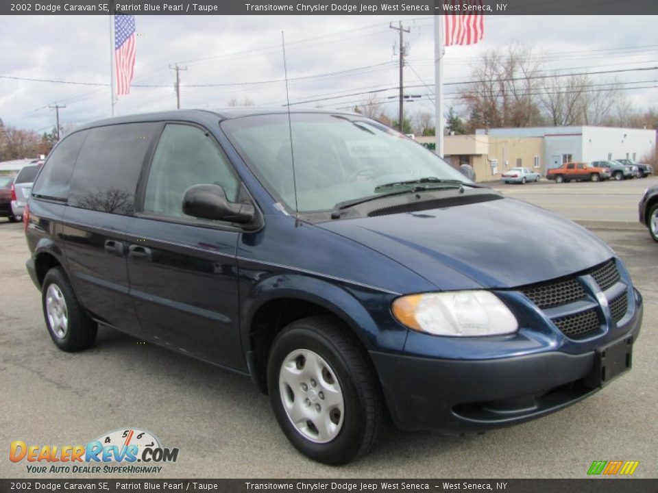 Front 3/4 View of 2002 Dodge Caravan SE Photo #15