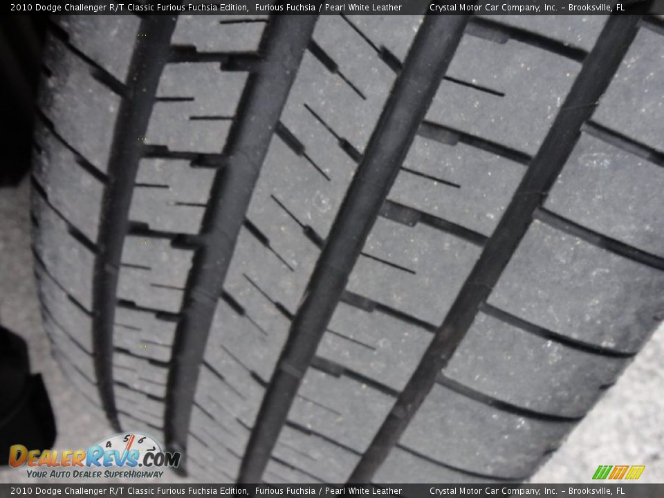 2010 Dodge Challenger R/T Classic Furious Fuchsia Edition Furious Fuchsia / Pearl White Leather Photo #17