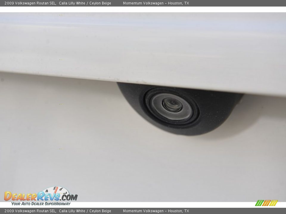 2009 Volkswagen Routan SEL Calla Lilly White / Ceylon Beige Photo #7