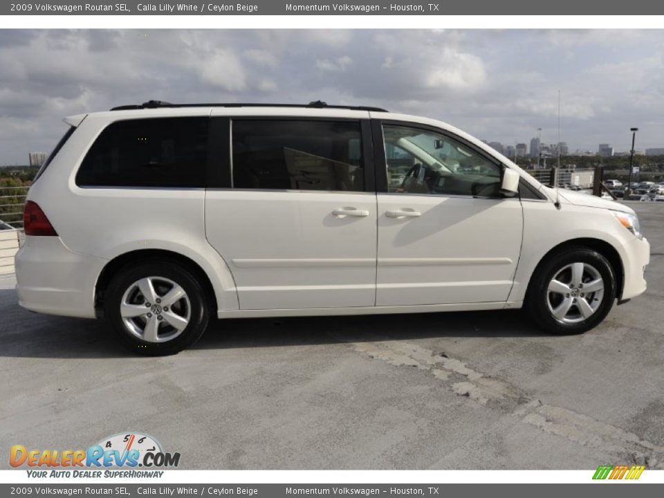 2009 Volkswagen Routan SEL Calla Lilly White / Ceylon Beige Photo #10