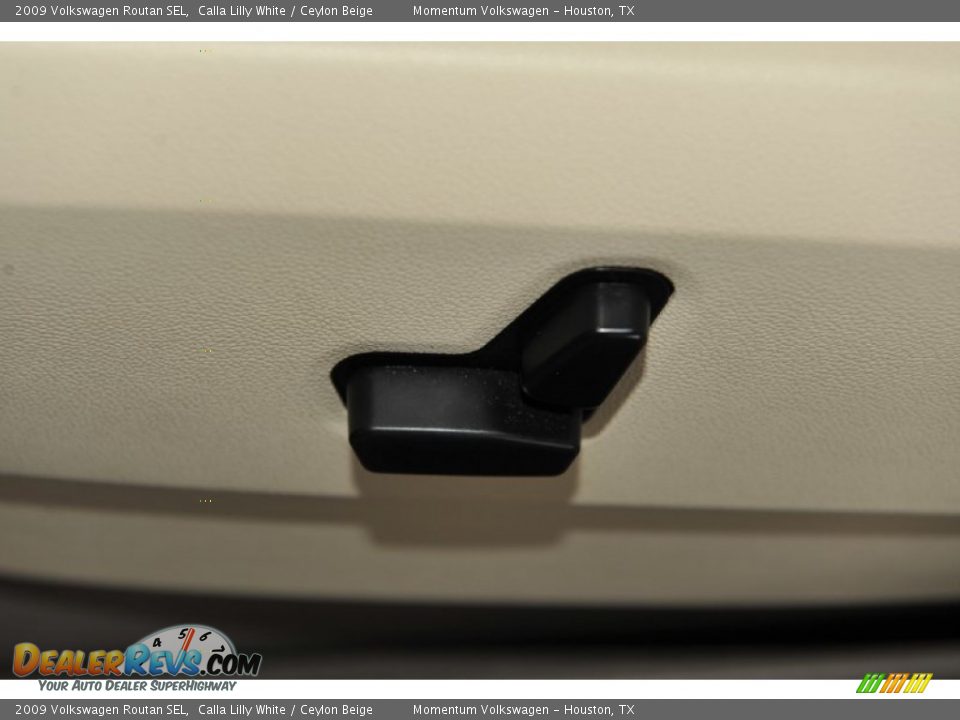 2009 Volkswagen Routan SEL Calla Lilly White / Ceylon Beige Photo #14
