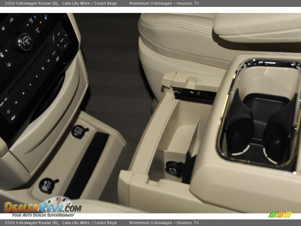 2009 Volkswagen Routan SEL Calla Lilly White / Ceylon Beige Photo #18
