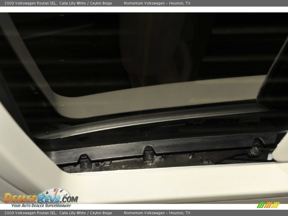 2009 Volkswagen Routan SEL Calla Lilly White / Ceylon Beige Photo #19