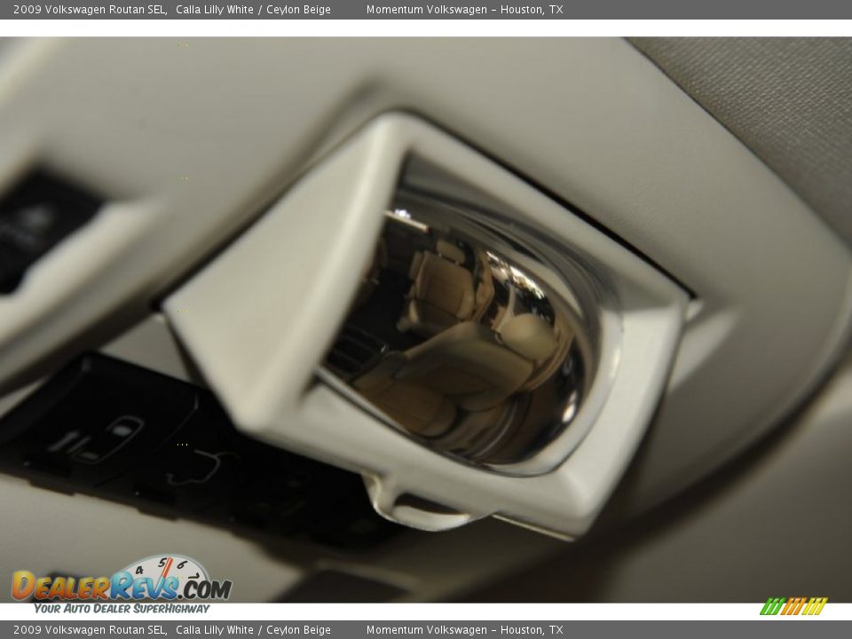 2009 Volkswagen Routan SEL Calla Lilly White / Ceylon Beige Photo #20