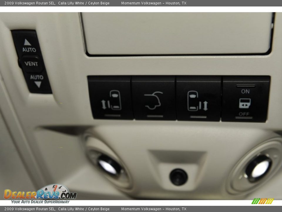 2009 Volkswagen Routan SEL Calla Lilly White / Ceylon Beige Photo #21