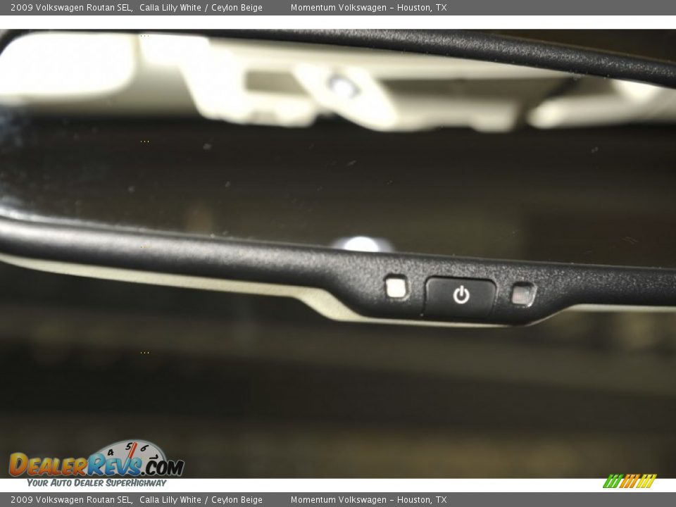 2009 Volkswagen Routan SEL Calla Lilly White / Ceylon Beige Photo #22