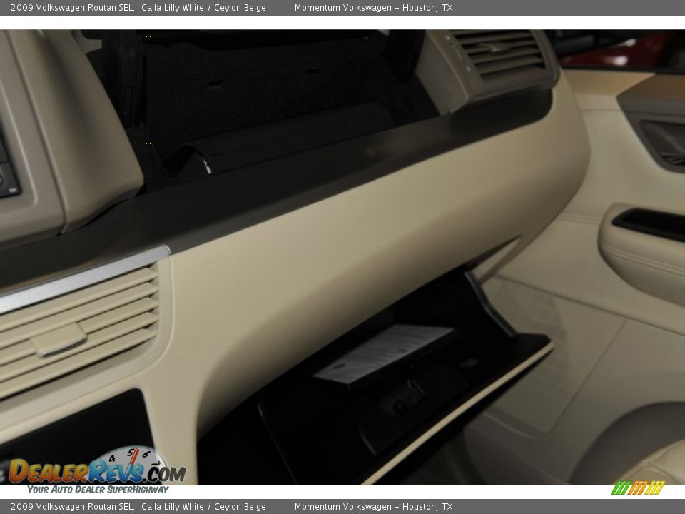 2009 Volkswagen Routan SEL Calla Lilly White / Ceylon Beige Photo #23