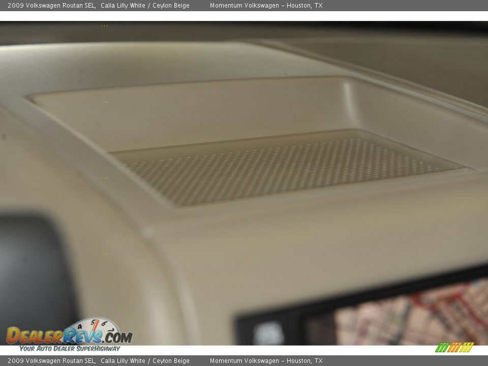 2009 Volkswagen Routan SEL Calla Lilly White / Ceylon Beige Photo #24