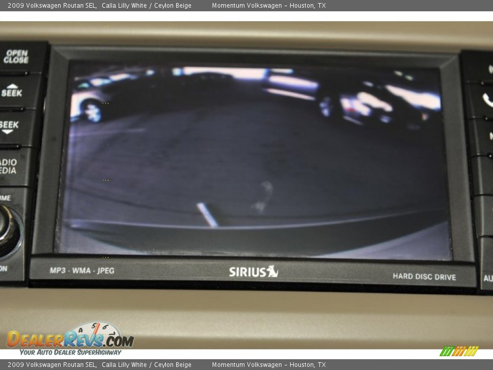 2009 Volkswagen Routan SEL Calla Lilly White / Ceylon Beige Photo #28
