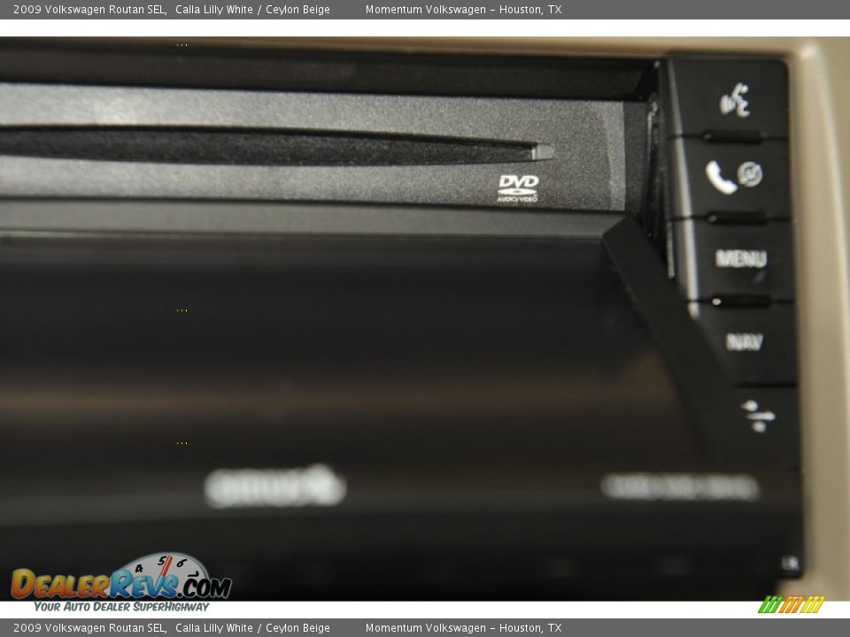 2009 Volkswagen Routan SEL Calla Lilly White / Ceylon Beige Photo #31