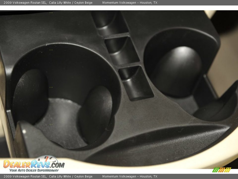 2009 Volkswagen Routan SEL Calla Lilly White / Ceylon Beige Photo #33