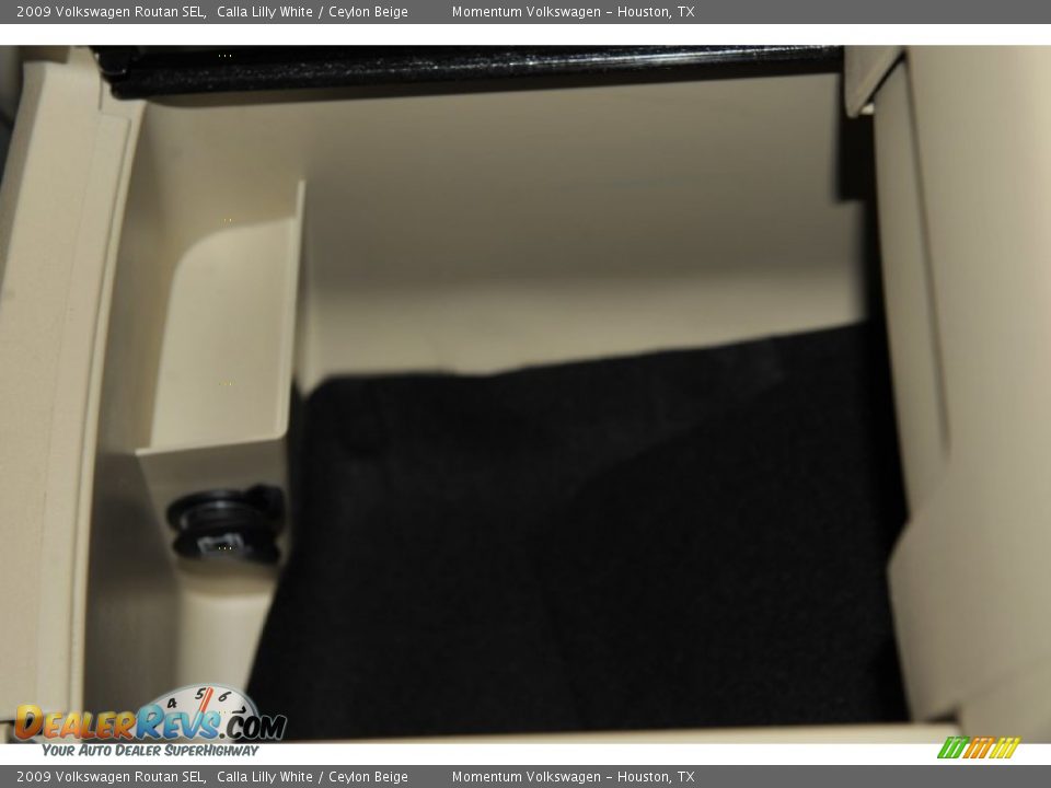 2009 Volkswagen Routan SEL Calla Lilly White / Ceylon Beige Photo #34