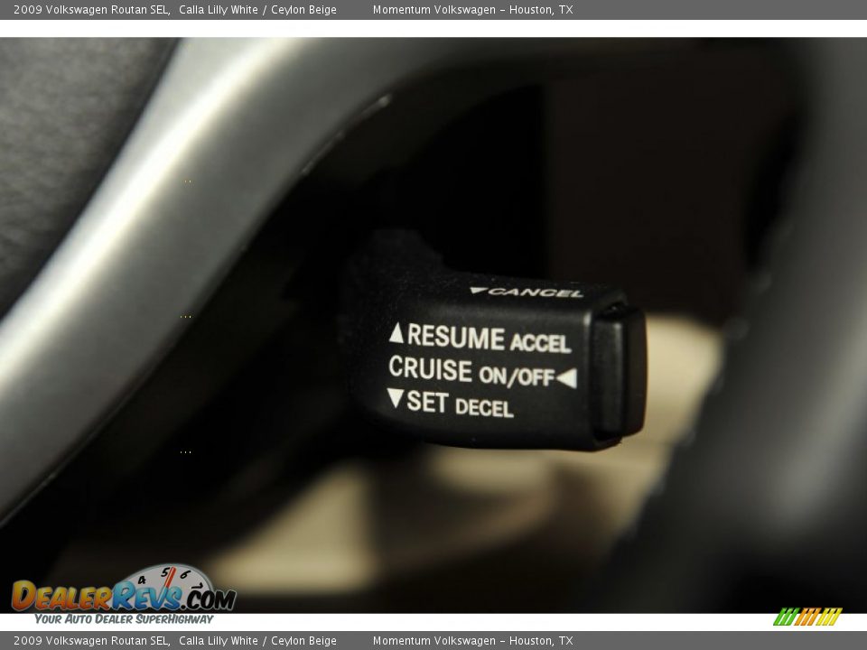 2009 Volkswagen Routan SEL Calla Lilly White / Ceylon Beige Photo #36