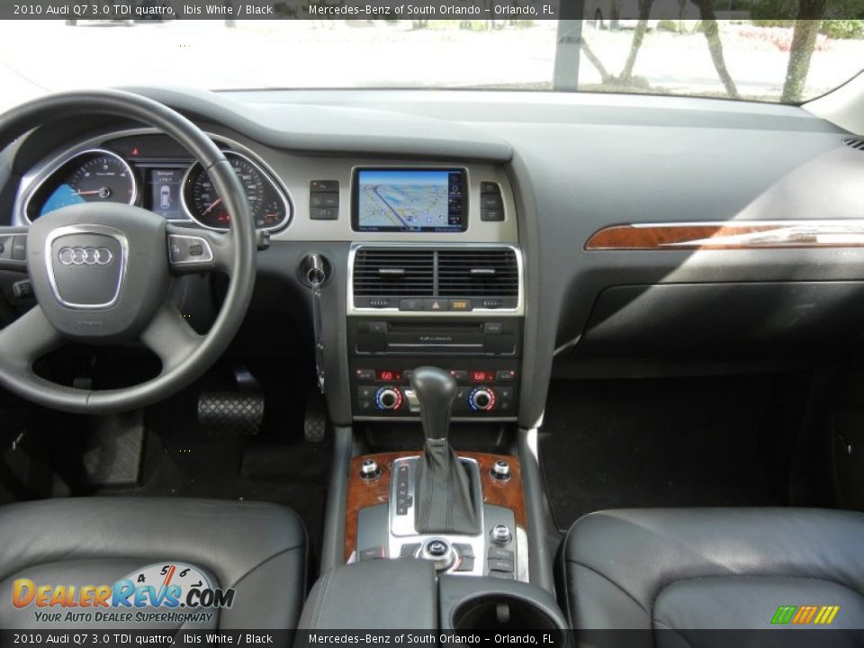 Dashboard of 2010 Audi Q7 3.0 TDI quattro Photo #25