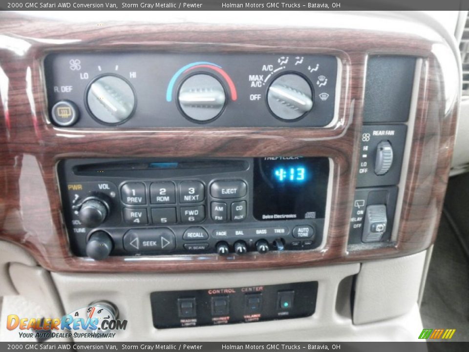 Controls of 2000 GMC Safari AWD Conversion Van Photo #7