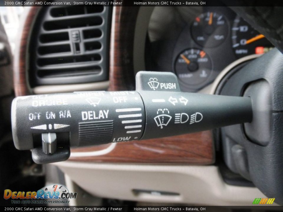 Controls of 2000 GMC Safari AWD Conversion Van Photo #8