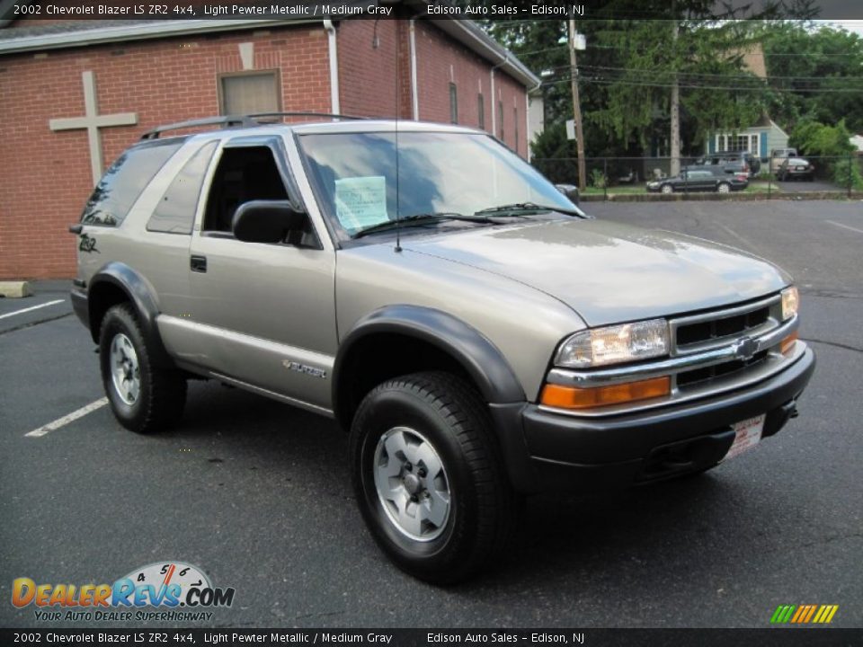 Front 3/4 View of 2002 Chevrolet Blazer LS ZR2 4x4 Photo #11