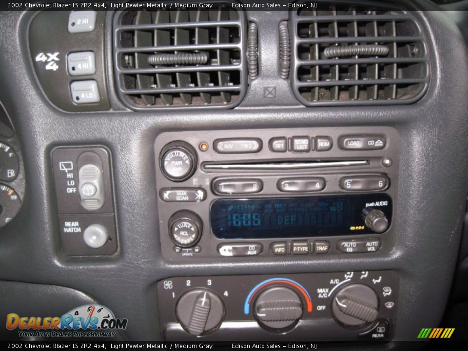 Controls of 2002 Chevrolet Blazer LS ZR2 4x4 Photo #20