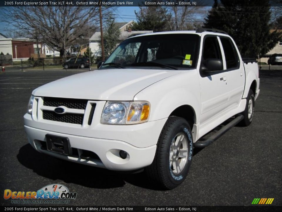 2005 Ford Explorer Sport Trac XLT 4x4 Oxford White / Medium Dark Flint Photo #2