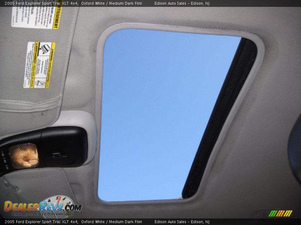 2005 Ford Explorer Sport Trac XLT 4x4 Oxford White / Medium Dark Flint Photo #19