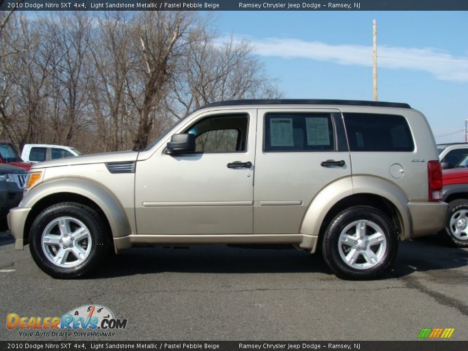 2010 Dodge Nitro SXT 4x4 Light Sandstone Metallic / Pastel Pebble Beige Photo #2