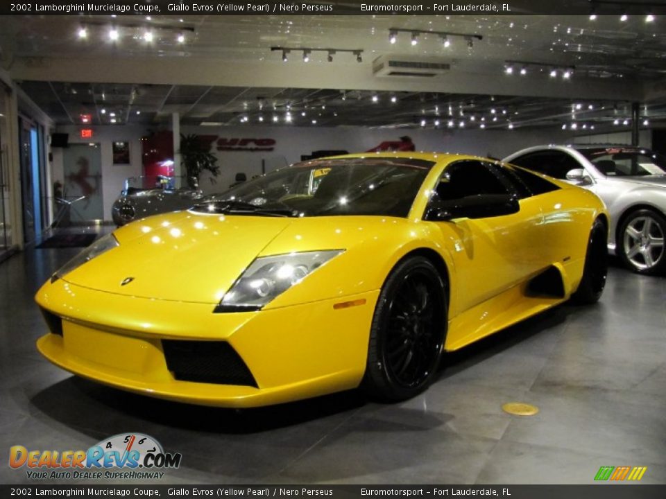 Front 3/4 View of 2002 Lamborghini Murcielago Coupe Photo #3