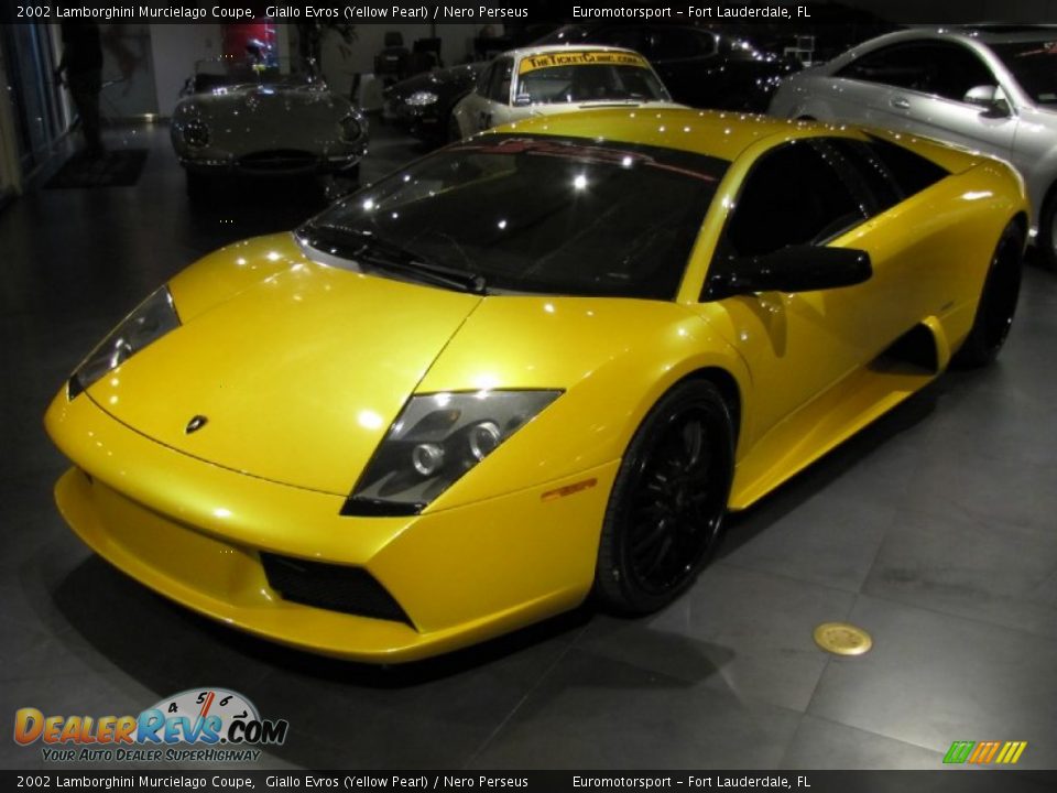 Front 3/4 View of 2002 Lamborghini Murcielago Coupe Photo #8