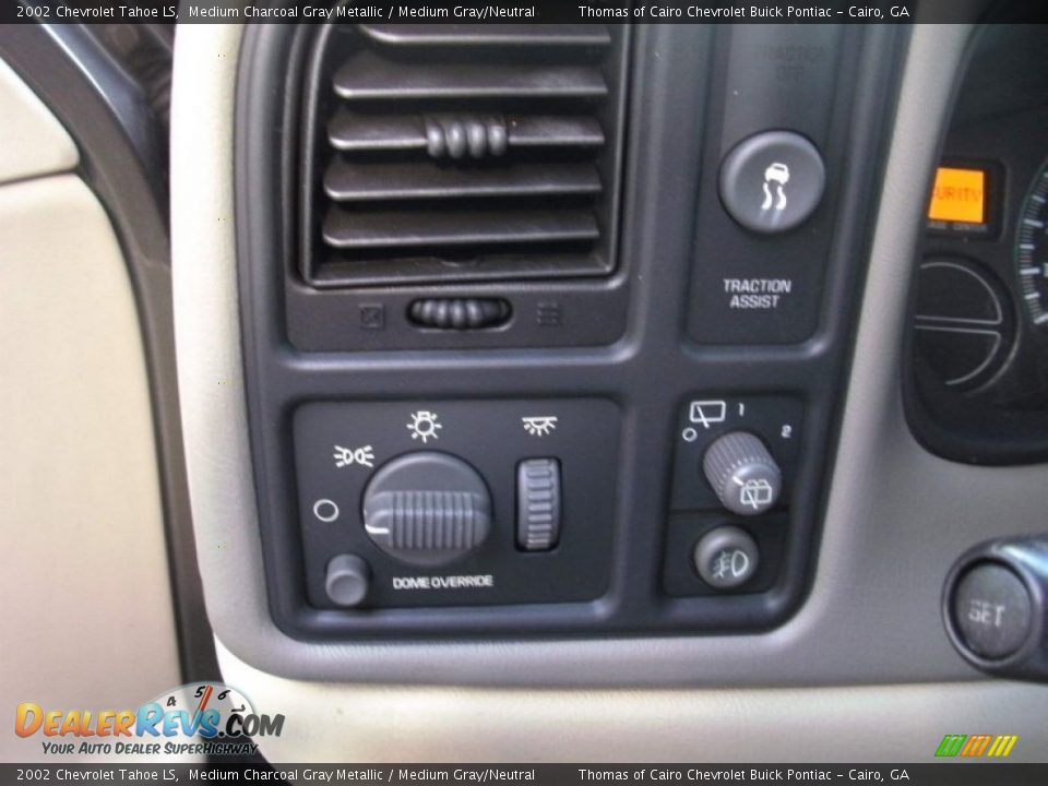 Controls of 2002 Chevrolet Tahoe LS Photo #22