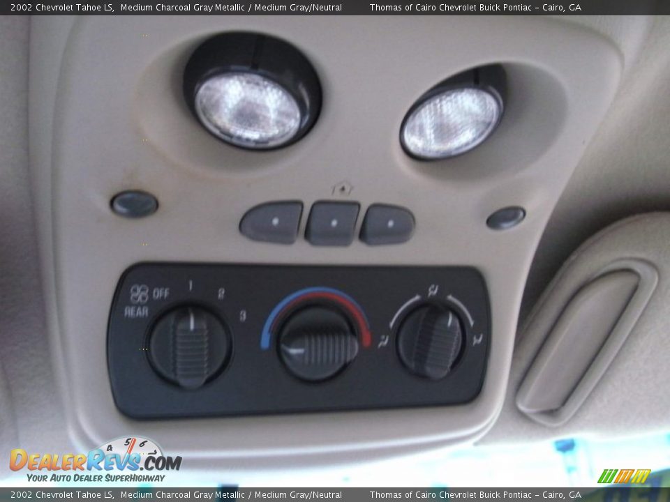Controls of 2002 Chevrolet Tahoe LS Photo #24