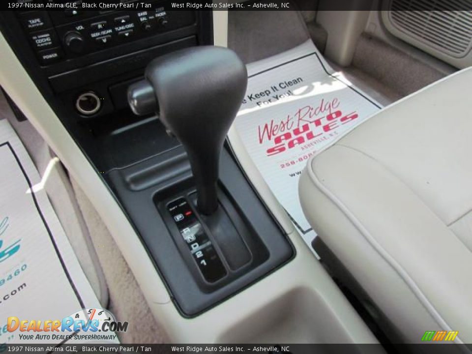 1997 Nissan Altima GLE Shifter Photo #21