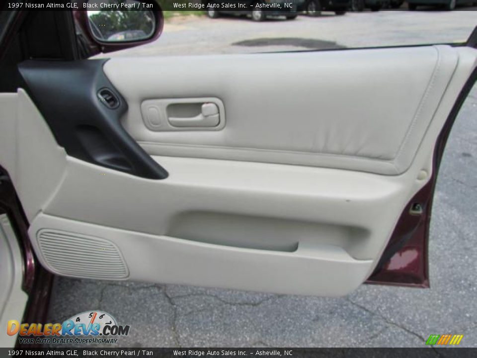 Door Panel of 1997 Nissan Altima GLE Photo #27