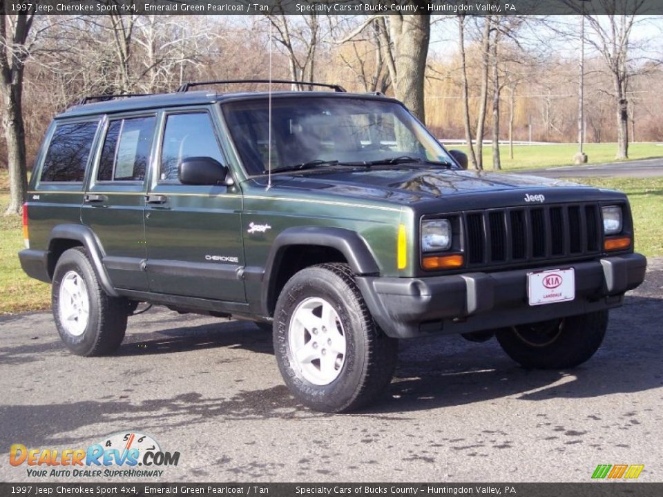 Front 3/4 View of 1997 Jeep Cherokee Sport 4x4 Photo #9