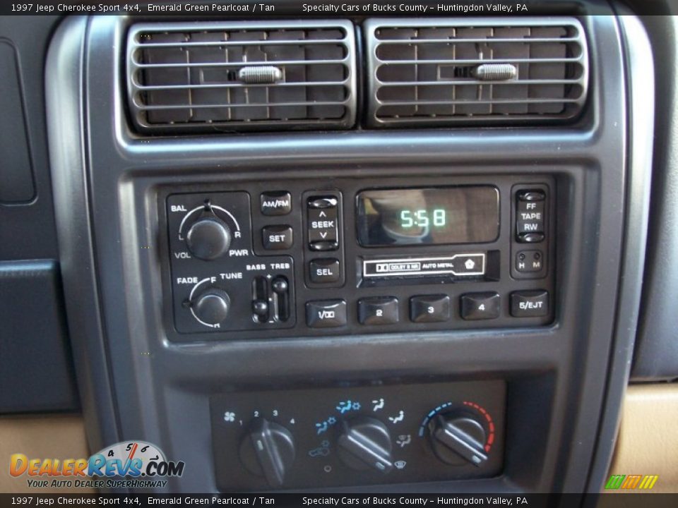 Controls of 1997 Jeep Cherokee Sport 4x4 Photo #32