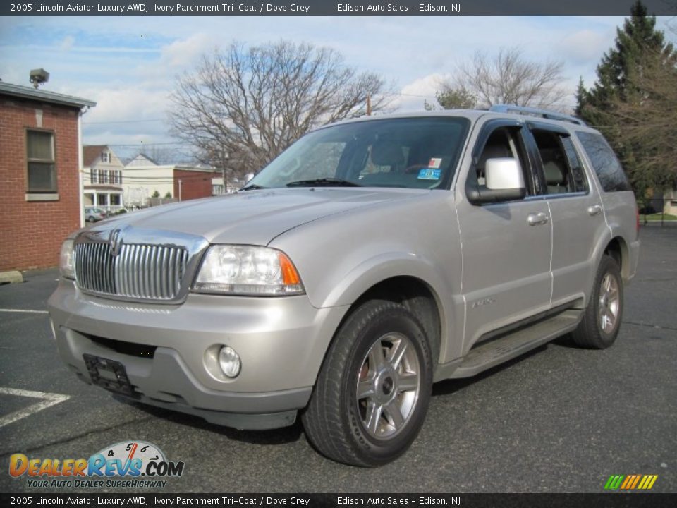 2005 Lincoln Aviator Luxury AWD Ivory Parchment Tri-Coat / Dove Grey Photo #2