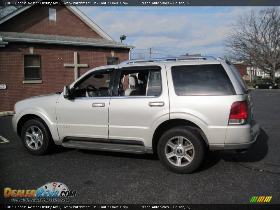2005 Lincoln Aviator Luxury AWD Ivory Parchment Tri-Coat / Dove Grey Photo #4