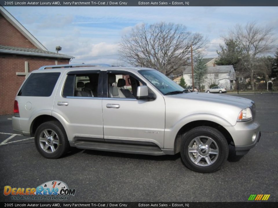 2005 Lincoln Aviator Luxury AWD Ivory Parchment Tri-Coat / Dove Grey Photo #10