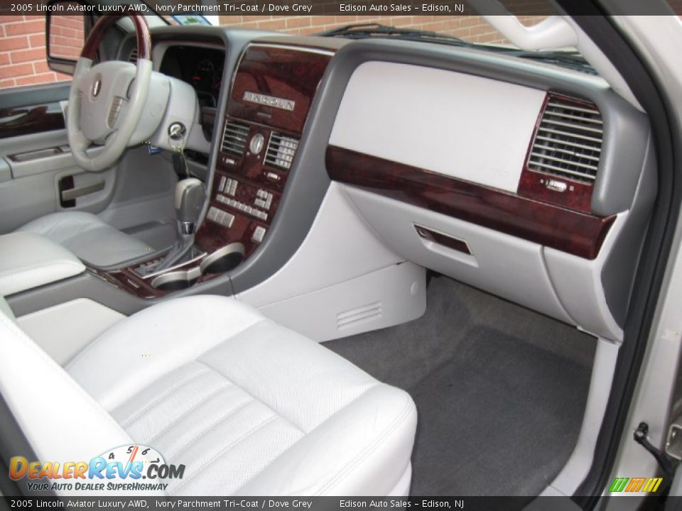 2005 Lincoln Aviator Luxury AWD Ivory Parchment Tri-Coat / Dove Grey Photo #16