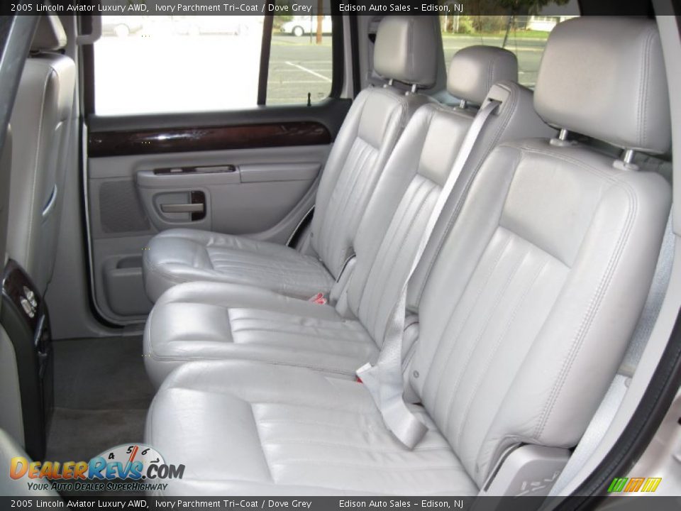 2005 Lincoln Aviator Luxury AWD Ivory Parchment Tri-Coat / Dove Grey Photo #17