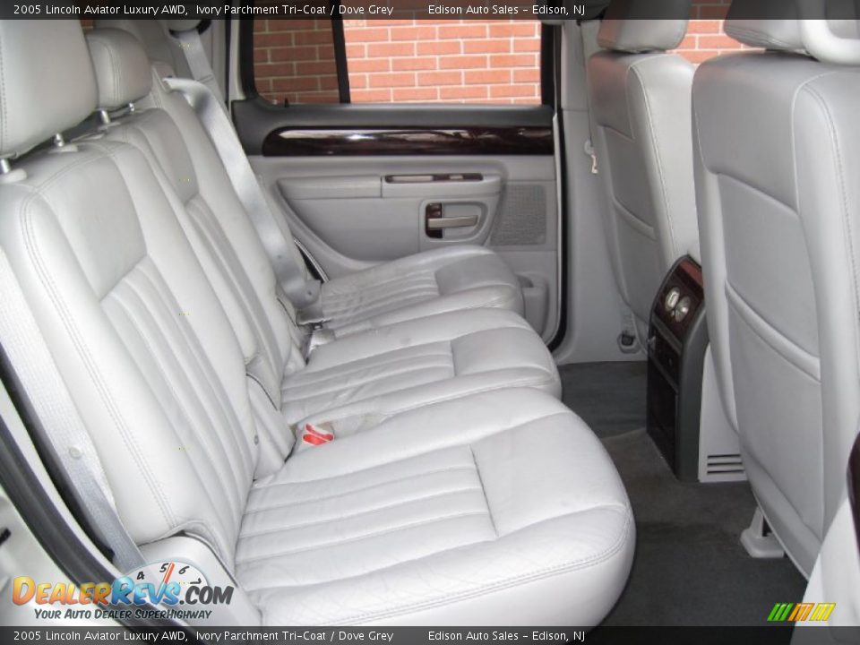 2005 Lincoln Aviator Luxury AWD Ivory Parchment Tri-Coat / Dove Grey Photo #18